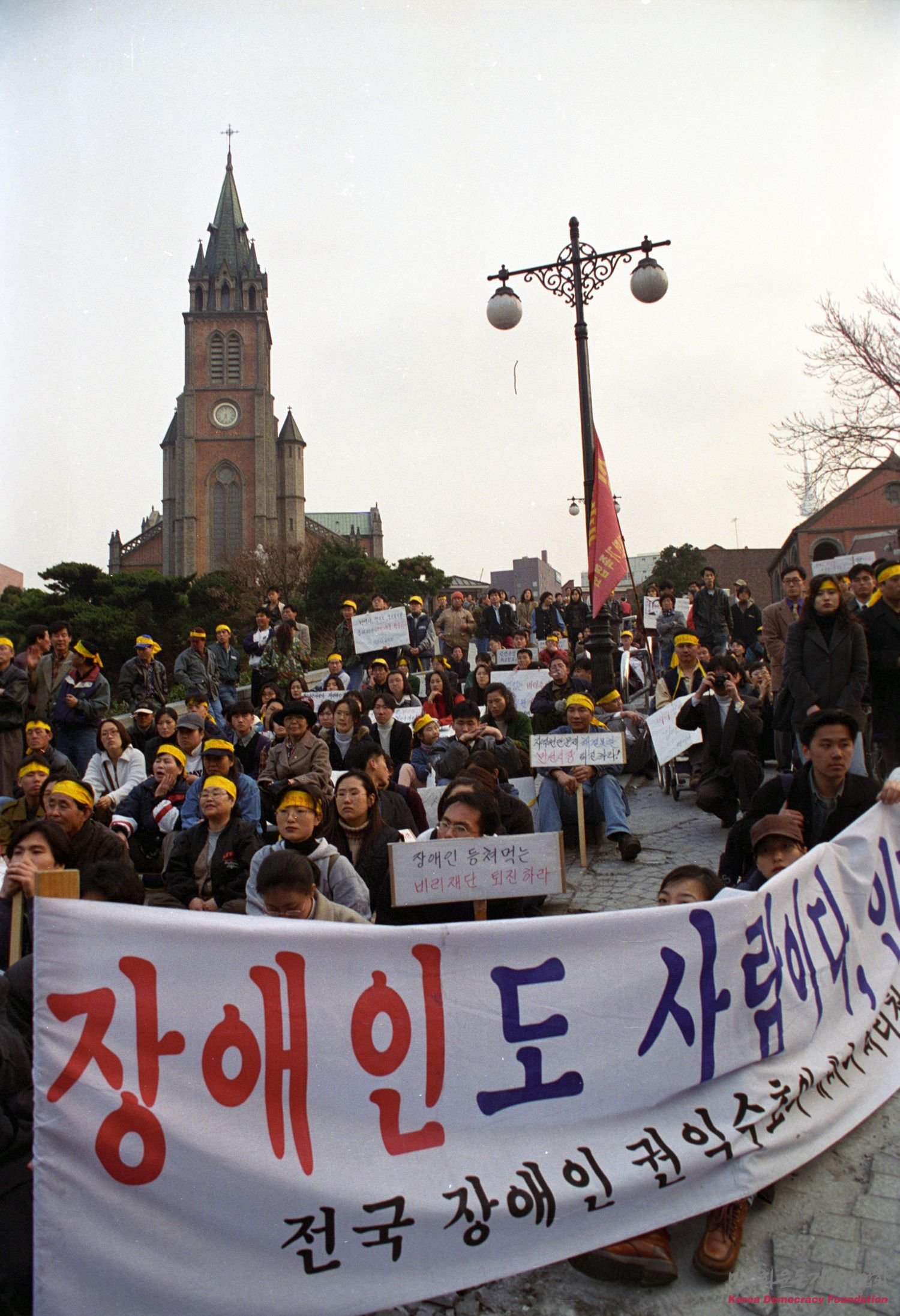 명동성당에서 장애인들의 인권을 외치는 시위대