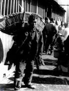 [당시 사건으로 부상을 당했던 文彩英(40세)씨는 다섯식구의 생계를 위해 지게품팔이로 고된 나날을 보내고 있는 모습] 썸네일 이미지