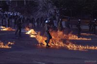 국민대회의 격렬했던 화염병 시위 현장 썸네일 이미지