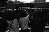 남산 안기부 앞에서 면회를 요구하는 사노맹 관련자 가족들 썸네일 이미지