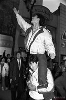 무등을 타고 3당 야합을 비난하는 집회 참가자의 모습 썸네일 이미지