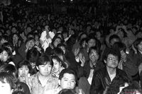 3당 합당을 비판하는 연설에 박수를 보내는 규탄집회 참가자들 썸네일 이미지