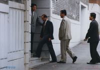 노태우 전 대통령 비자금 파문이 확산되는 가운데 노 전 대통령 연희동 자택을 방문하는 최석립 전 경호실장 썸네일 이미지