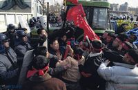 농기계 반납 시위를 벌이다 경찰과 대치하는 농민들 썸네일 이미지