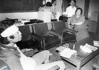 고려대 총학생회실에서 투쟁 중인 허인회와 그를 바라보는 어머니 썸네일 이미지