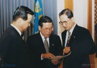 대북 쌀 지원 보고회의에서 협의 중인 홍재형 경제기획원장관, 최인기 농림수산부 장관, 한이헌 청와대 경제수석의 모습 썸네일 이미지