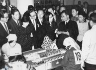 전국기능경기대회장을 순시 중 편물공을 격려하는 박정희 대통령 썸네일 이미지