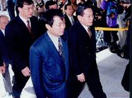 노태우 전 대통령의 비자금사건 수사와 관련하여 검찰에 출두하는 이건희 삼성그룹 회장 썸네일 이미지