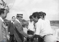 박정희 대통령이 농촌을 찾아 모내기하는 농민들을 격려하는 모습 썸네일 이미지