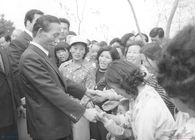 농촌을 방문하여 주민들을 격려하는 박정희 대통령 썸네일 이미지