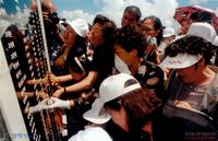 대한항공 여객기 괌 추락사고 1주기를 맞아 추모비를 만지며 오열하는 유가족들 썸네일 이미지