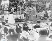 이대 버들잔디에서 진오귀굿을 하는 무속인 썸네일 이미지