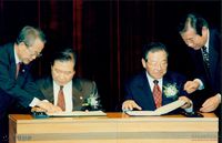 15대 야권 대통령 후보 단일화에 합의하는 서명식을 하는 김대중과 김종필 썸네일 이미지