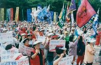 창설 10주년 기념 1백만 노점전진대회를 갖고 구회를 외지는 전국 노점상 연합회 회원들 썸네일 이미지