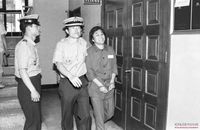 전민련 조국통일위원장 이재오가 문익환 목사 방북 사건과 관련해 재판을 받으러 법정에 들어가는 모습 썸네일 이미지