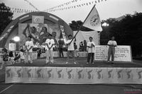 범민족 대회 행사에서 조국통일 범민족 연합 깃발을 흔드는 범민족 대회 관계자 썸네일 이미지