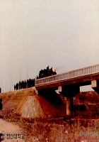 [한신대 캠퍼스 진입로에서 대치 중인 학생 - 경찰] 썸네일 이미지