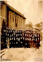 서울 동자동 캠퍼스 당시 단체사진을 촬영한 한국신학대학 교직원들 썸네일 이미지